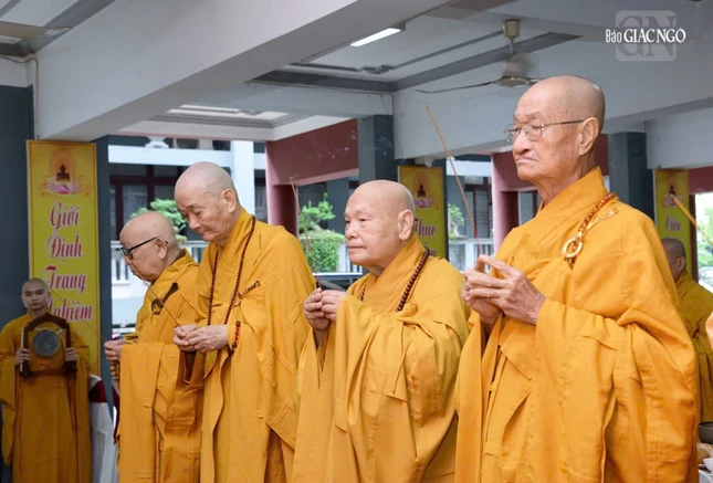 Thắp hương tưởng niệm Thắp hương tưởng niệm