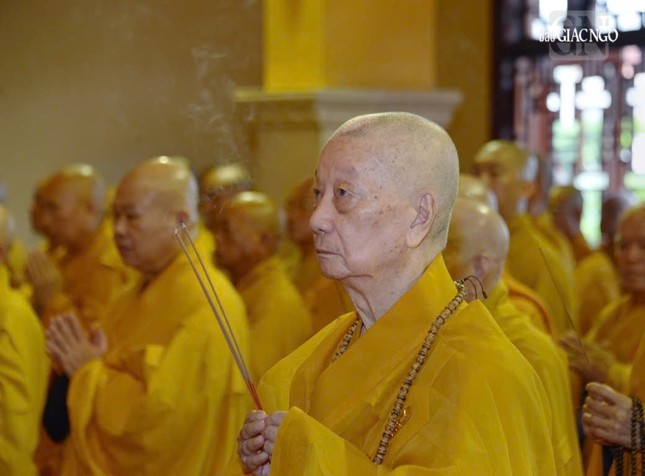 Đức Đệ tứ Pháp chủ GHPGVN thắp hương tưởng niệm