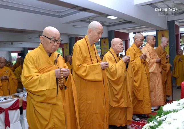 Chư vị giáo phẩm Hội đồng Chứng minh, Hội đồng Trị sự thắp hương tưởng niệm Đại lão Hòa thượng Thích Thiện Hào và Hòa thượng Thích Huệ Trí Chư vị giáo phẩm Hội đồng Chứng minh, Hội đồng Trị sự thắp hương tưởng niệm Đại lão Hòa thượng Thích Thiện Hào và Hòa thượng Thích Huệ Trí