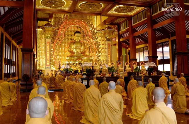 Chư tôn đức tham dự lễ Bố-tát tại chánh điện Việt Nam Quốc Tự Chư tôn đức tham dự lễ Bố-tát tại chánh điện Việt Nam Quốc Tự