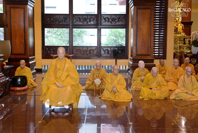 Đức Pháp chủ thính giới cùng đại chúng Đức Pháp chủ thính giới cùng đại chúng