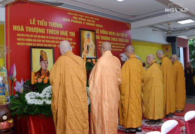Chư tôn đức Hội đồng Chứng minh, Hội đồng Trị sự dâng hương tưởng niệm Giác linh Đại lão Hòa thượng Thích Thiện Hào và Hòa thượng Thích Huệ Trí