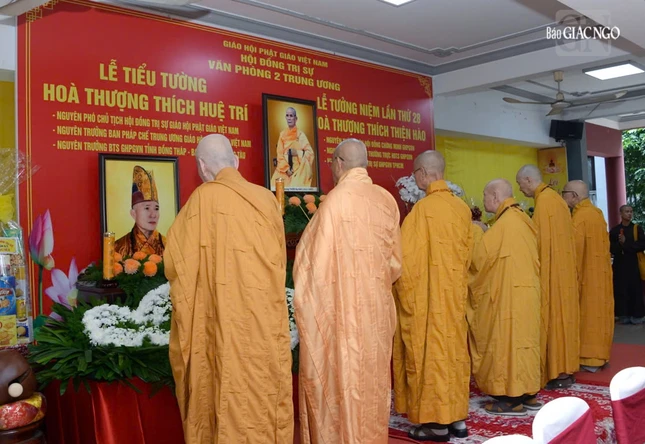 Chư tôn đức Hội đồng Chứng minh, Hội đồng Trị sự dâng hương tưởng niệm Giác linh Đại lão Hòa thượng Thích Thiện Hào và Hòa thượng Thích Huệ Trí Chư tôn đức Hội đồng Chứng minh, Hội đồng Trị sự dâng hương tưởng niệm Giác linh Đại lão Hòa thượng Thích Thiện Hào và Hòa thượng Thích Huệ Trí