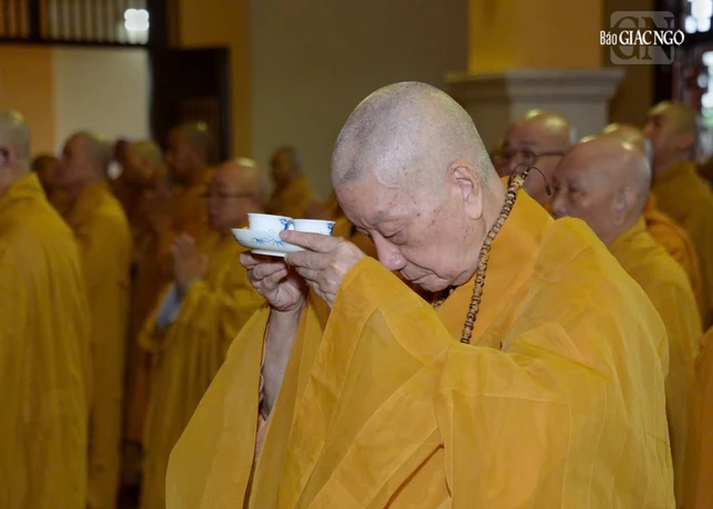 Đức Pháp chủ GHPGVN trong nghi thức cúng dường tỏ lòng thành kính trước bậc giáo phẩm lãnh đạo có công đức đối với Đạo pháp và Dân tộc, mà ngài là một trong những người học trò thân cận Đức Pháp chủ GHPGVN trong nghi thức cúng dường tỏ lòng thành kính trước bậc giáo phẩm lãnh đạo có công đức đối với Đạo pháp và Dân tộc, mà ngài là một trong những người học trò thân cận