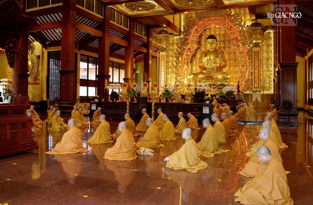 Chư Tăng vân tập định kỳ thính giới, cùng nhắc nhở nhau về giới pháp của hành giả xuất gia