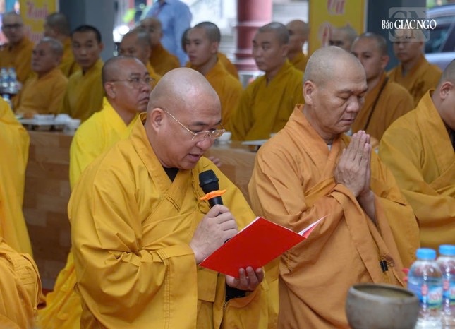 Thượng tọa Thích Phước Nguyên, đại diện môn đồ pháp quyến tác bạch