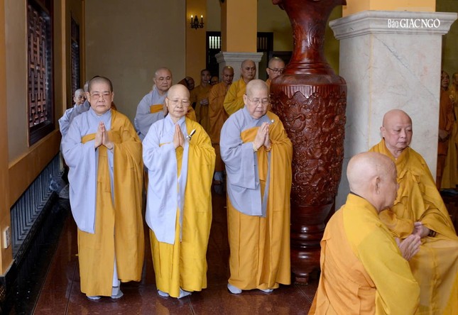 Chư Ni thành kính tưởng niệm