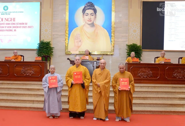 Ban Thường trực Ban Trị sự GHPGVN TP.HCM trao quyết định đến đại diện Phật giáo phường xã thuộc TP.HCM Ban Thường trực Ban Trị sự GHPGVN TP.HCM trao quyết định đến đại diện Phật giáo phường xã thuộc TP.HCM