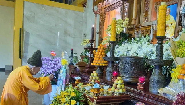 Trưởng lão Hòa thượng Thích Đức Nghiệp thắp hương tưởng niệm cố Đại lão Hòa thượng Thích Thiện Hào Trưởng lão Hòa thượng Thích Đức Nghiệp thắp hương tưởng niệm cố Đại lão Hòa thượng Thích Thiện Hào