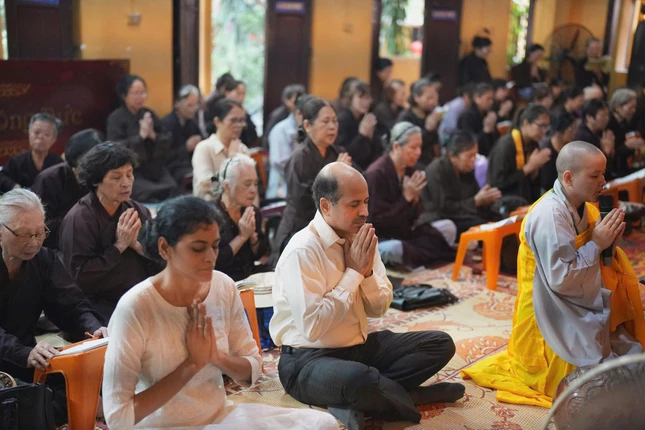 Ông Sandeep Arya tham gia khóa lễ tại chùa Quán Sứ