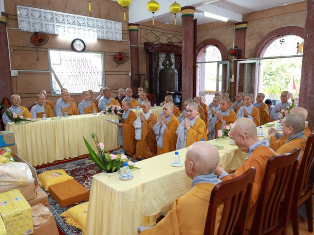 Đại diện trường hạ báo cáo đôi nét về tình hình tu học tại trường hạ chùa Bồ Đề