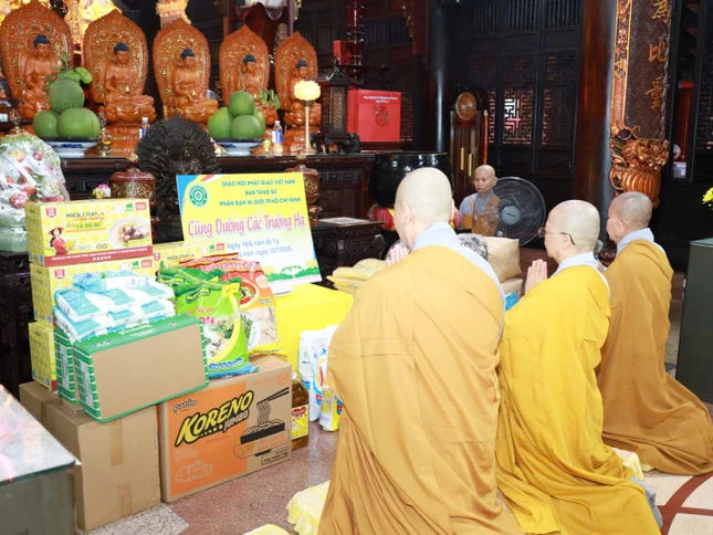 Đoàn Phân ban Ni giới TP.HCM tác bạch cúng dường