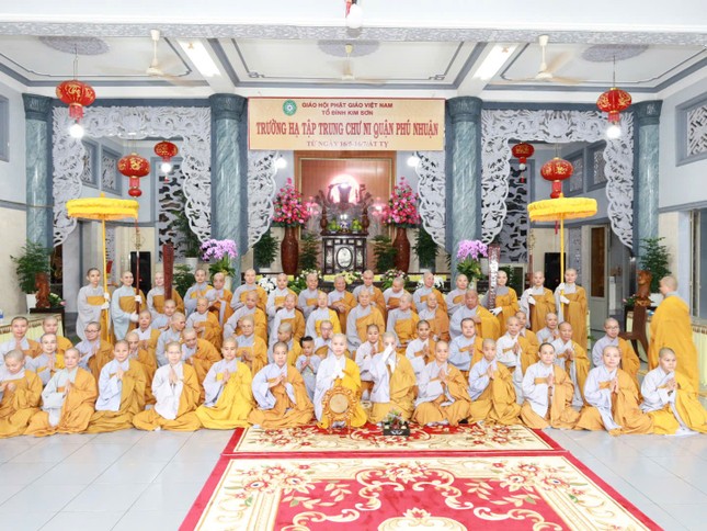 Đoàn Phân ban Ni giới TP.HCM cúng dường trường hạ chùa Kim Sơn