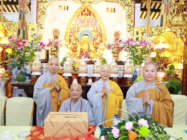 Đoàn Phân ban Ni giới TP.HCM vấn an Ni trưởng Thích nữ Tịnh Nguyện