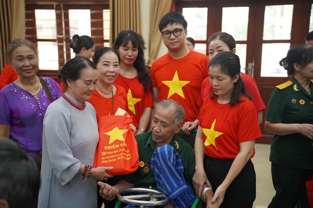Cư sĩ Diệu Nhân - Nguyễn Thị Xuân Loan trao quà đến các thương binh