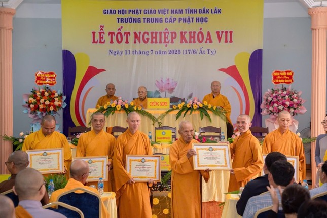 Chư vị nhận Bằng tuyên dương công đức của Ban Trị sự GHPGVN tỉnh