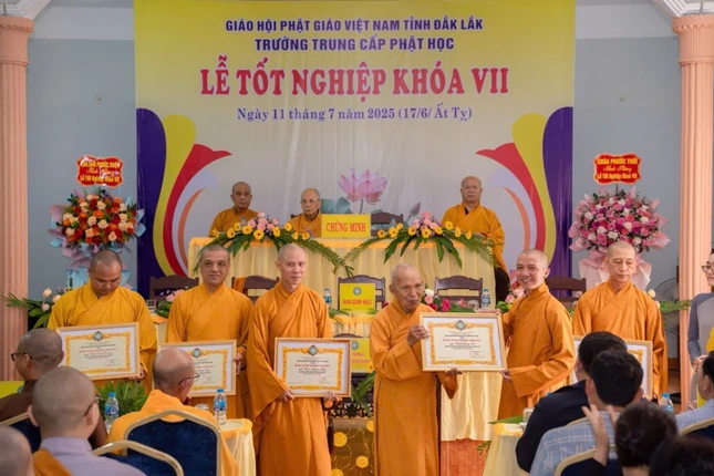 Chư vị nhận Bằng tuyên dương công đức của Ban Trị sự GHPGVN tỉnh