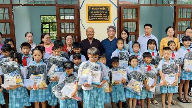 Đoàn từ thiện trao quà cho học sinh Trường Tiểu học Long Thắng 1