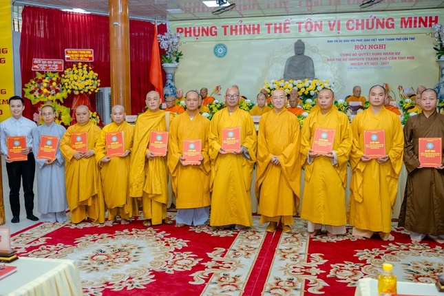 Chư tôn đức nhận quyết định