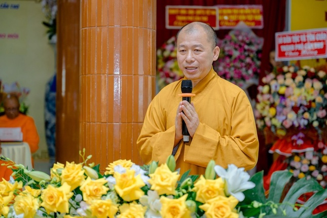 Thượng tọa Thích Minh Nhẫn công bố quyết định của Ban Thường trực Hội đồng Trị sự