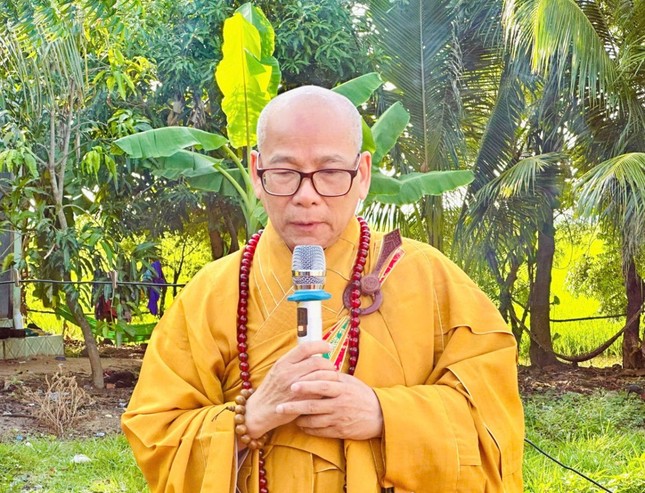 Thượng tọa Thích Hạnh Huệ phát biểu