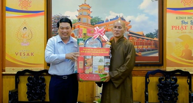 Ông Lê Trung Hồ, Phó Chủ tịch UBND tỉnh An Giang trao quà chúc mừng đến Hòa thượng Trưởng ban Trị sự GHPGVN tỉnh An Giang