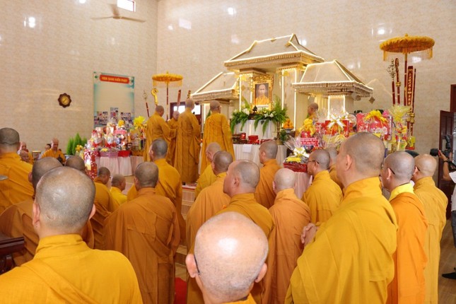 Chư tôn đức tưởng niệm Tổ sư Lê Khánh Hòa