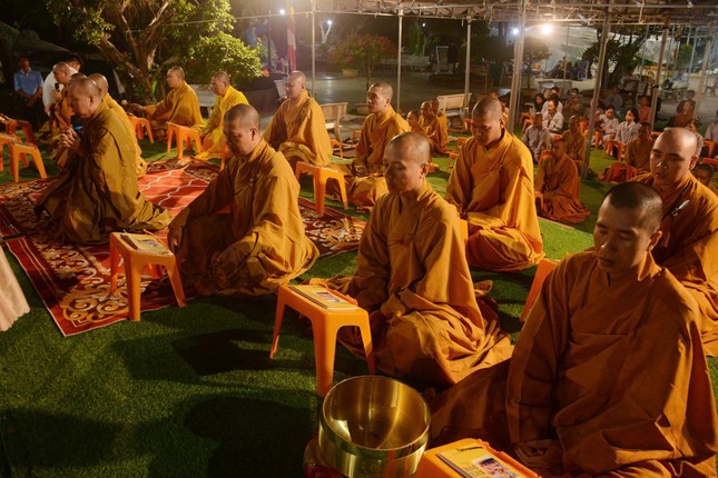 Cử hành trì chú Đại bi và đảnh lễ ngũ bách danh Bồ-tát Quán Thế Âm