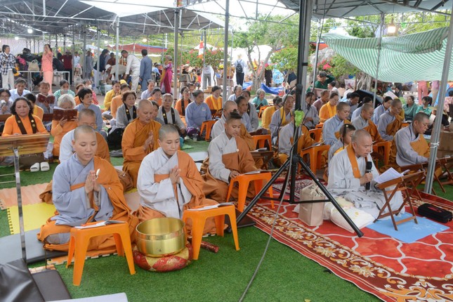 Chư Ni và Phật tử trong ngày Lễ vía Bồ-tát Quán Thế Âm