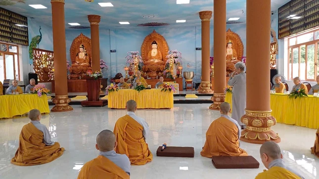 Ni trưởng Thích nữ Như Huệ sách tấn hành giả Ni trường hạ Di Đà