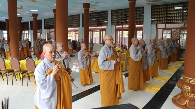 Đoàn niêm hương Tam bảo