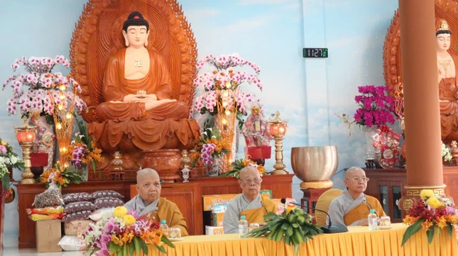 Chư Ni đoàn Phân ban Ni giới TP.HCM thăm trường hạ chùa Di Đà