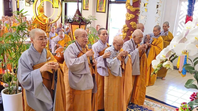 Chư Ni đoàn Phân ban Ni giới T.Ư do Ni trưởng Thích nữ Như Như làm trưởng đoàn dâng hương Tam bảo tại trường hạ Ni viện Diệu Quang