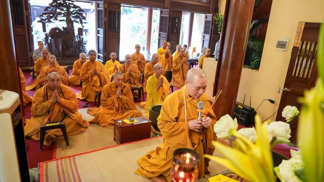 Hòa thượng Thích Bảo Nghiêm cùng chư tôn đức niêm hương bạch Phật