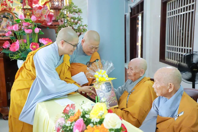 Đại diện đoàn khánh tuế Ni trưởng Thích nữ Như Ngọc, thiền chủ trường hạ chùa Bạch Vân (tỉnh Vĩnh Long)