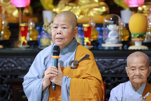 Ni trưởng Thích nữ Tịnh Nghiêm có lời thăm hỏi đến Ban Chức sự và sách tấn đến chư Ni hành giả trường hạ chùa Thiên Phước (tỉnh Đồng Tháp)