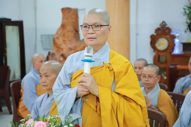 Tại các trường hạ, Ni sư Thích nữ Huệ Đức thông tin các hoạt động Phật sự của Phân ban Ni giới T.Ư đến chư vị hành giả Ni