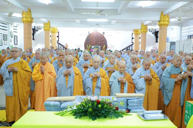 Chư Ni niêm hương Tam bảo tại trường hạ chùa Phổ Đức (tỉnh Đồng Tháp)