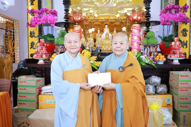 Ni trưởng Thích nữ Tịnh Nghiêm trao bức thư của Ni trưởng Trưởng Phân ban Ni giới T.Ư đến đại diện Ban Chức sự trường chùa Tôn Vân (tỉnh Tây Ninh)