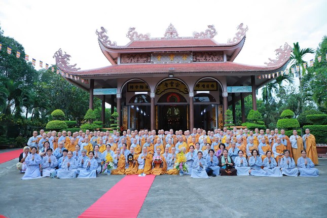 Đoàn Phân ban Ni giới T.Ư chụp ảnh lưu niệm cùng hành giả trường hạ chùa Tôn Vân