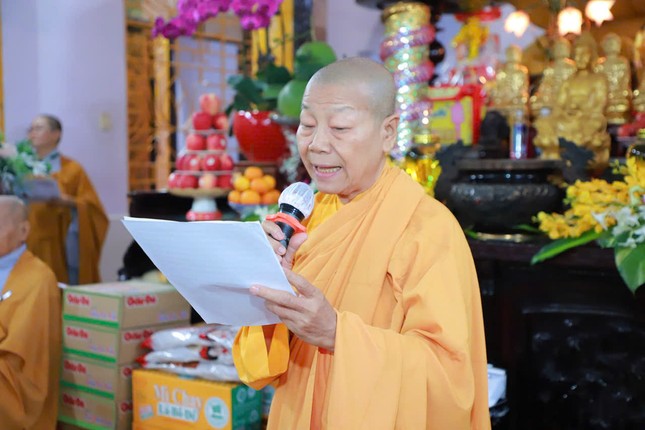 Ni trưởng Thích nữ Tín Liên, Phó Trưởng Phân ban Ni giới T.Ư đọc thư của Ni trưởng Trưởng Phân ban Ni giới T.Ư gởi chư hành giả Ni