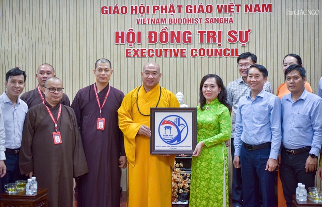 Bí thư Đảng ủy P.Xuân Hòa trao bức tranh biểu tượng P.Xuân Hòa đến Thượng tọa Thích Phước Nguyên để lưu niệm
