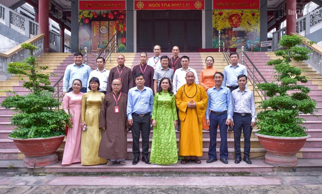 Phái đoàn lãnh đạo Đảng ủy, HĐND, UBND, UBMTTQVN P.Xuân Hòa chụp ảnh lưu niệm tại Văn phòng II T.Ư - thiền viện Quảng Đức