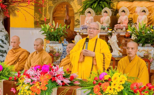 Thượng tọa Thích Quảng Thới ban đạo từ