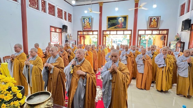 Chư Ni trưởng dâng hương tại trường hạ chùa Tâm Ấn, tỉnh Gia Lai