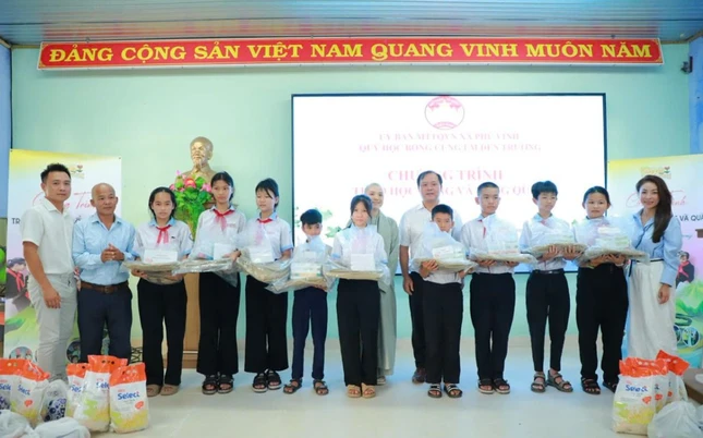 Ban Tổ chức tặng 10 suất học bổng cho học sinh
