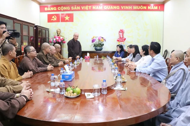 Thượng tọa Thích Tĩnh Triệt chúc mừng lãnh đạo HĐND tỉnh