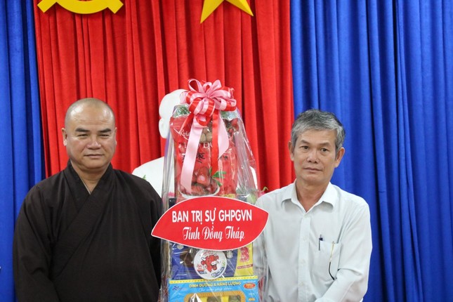 Thượng tọa Thích Tĩnh Triệt trao quà chúc mừng Giám đốc Sở Nội vụ tỉnh