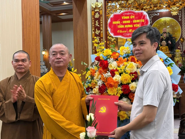 Ông Nguyễn Văn Chiến chúc mừng trường hạ do Thượng tọa Thích Thanh Hòa đại diện