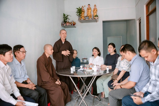 Hòa thượng Thích Giác Trí, viện chủ chùa Minh Giác chúc mừng gia đình